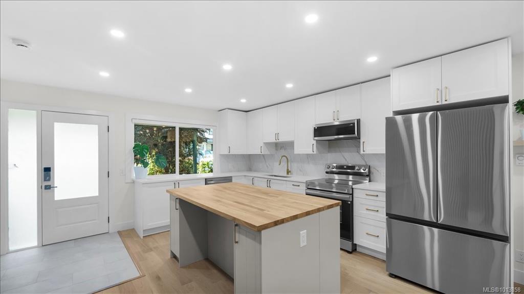 Third View of 640 Broadway St, Saanich, BC, V8Z 2G4