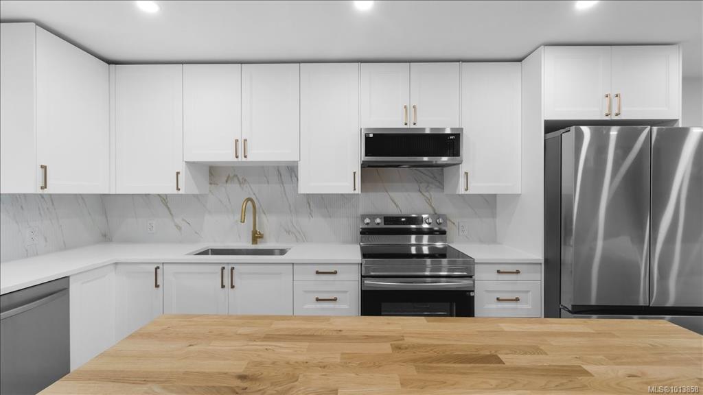 Fourth View of 640 Broadway St, Saanich, BC, V8Z 2G4