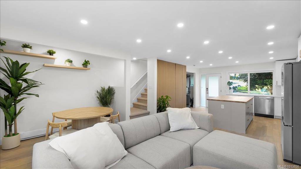 Fifth View of 640 Broadway St, Saanich, BC, V8Z 2G4