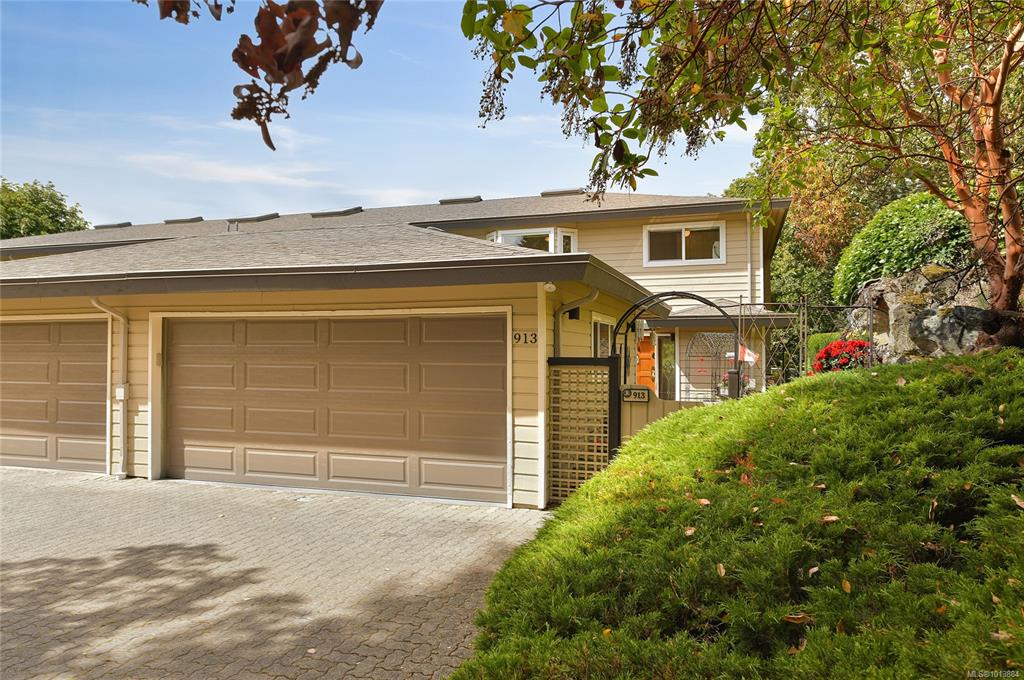 Fifth View of 2829 Arbutus Rd, Wedgewood Estates, Saanich, BC, V8N 5X5