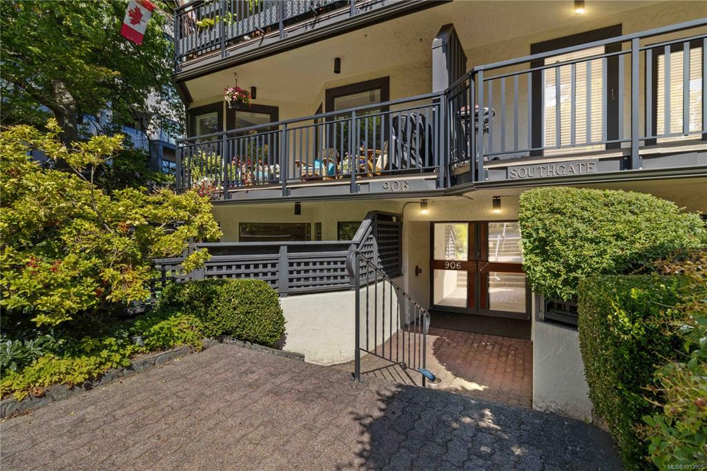 Third View of 906 Southgate St, Victoria, BC, V8V 2Y2