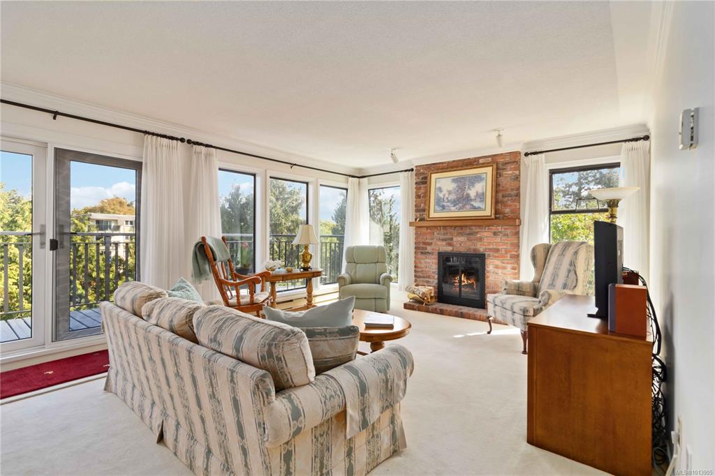 Fifth View of 906 Southgate St, Victoria, BC, V8V 2Y2