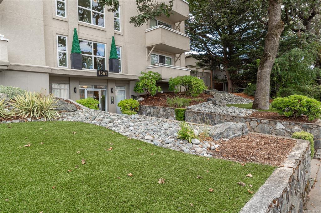 Fifth View of 1361 Hillside Ave, The Rise, Victoria, BC, V8T 2B3