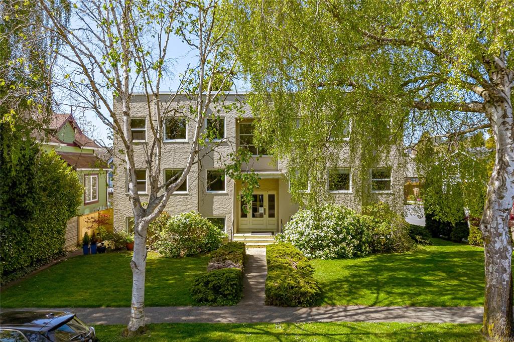Third View of 370 Richmond Ave, Victoria, BC, V8S 3Y1