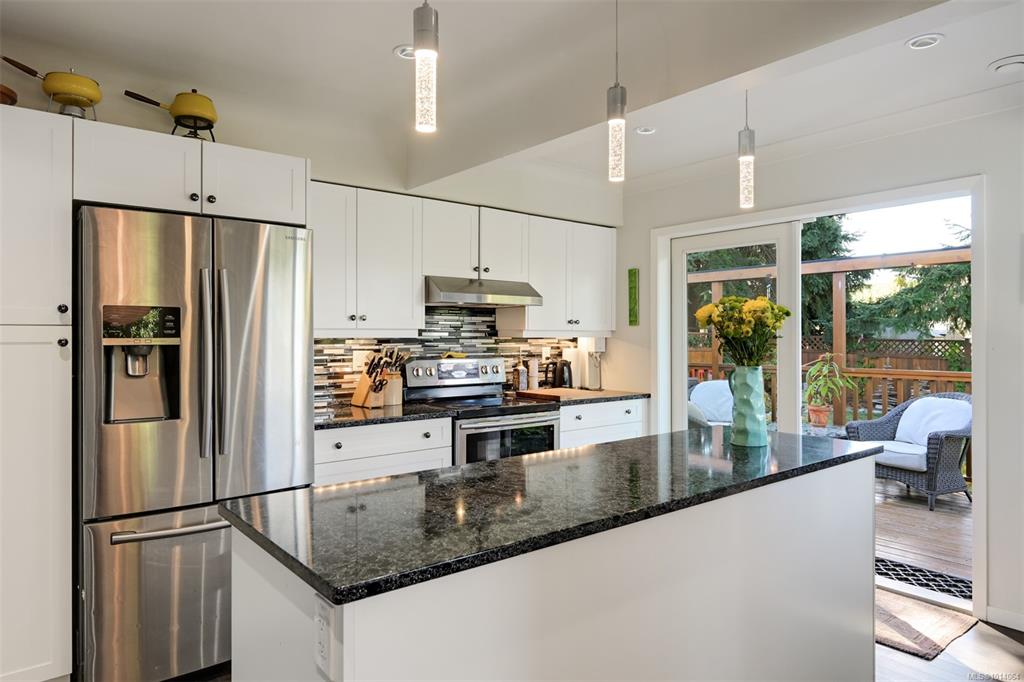 Third View of 815 Leslie Dr, Saanich, BC, V8X 2Y3