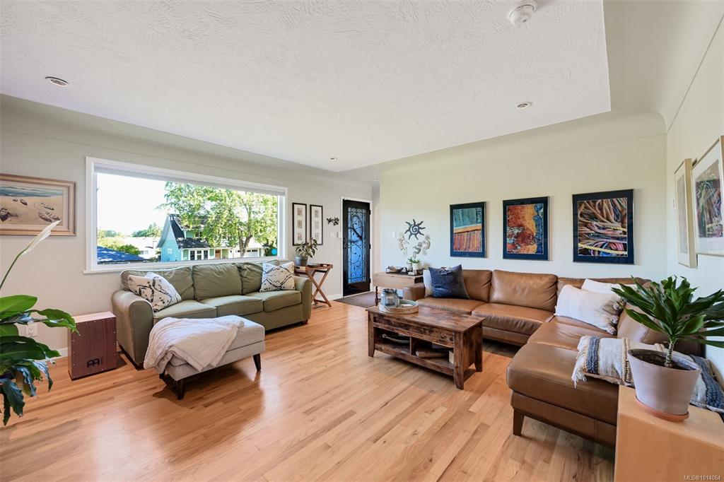 Fourth View of 815 Leslie Dr, Saanich, BC, V8X 2Y3