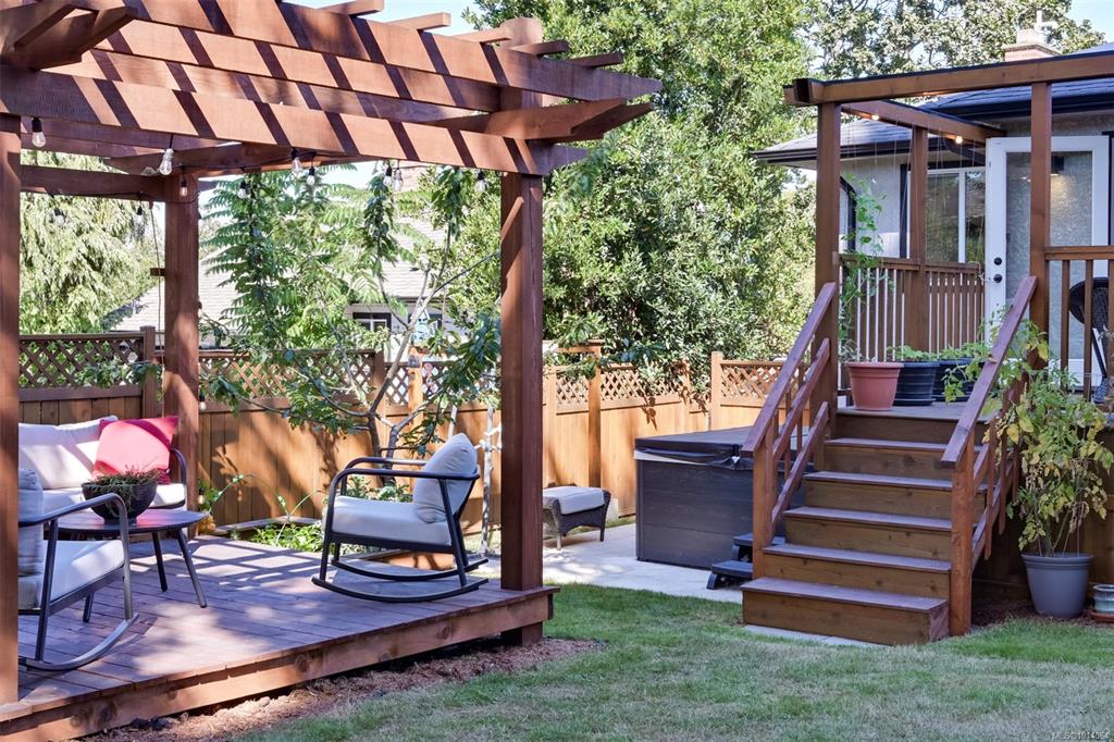 Fifth View of 815 Leslie Dr, Saanich, BC, V8X 2Y3