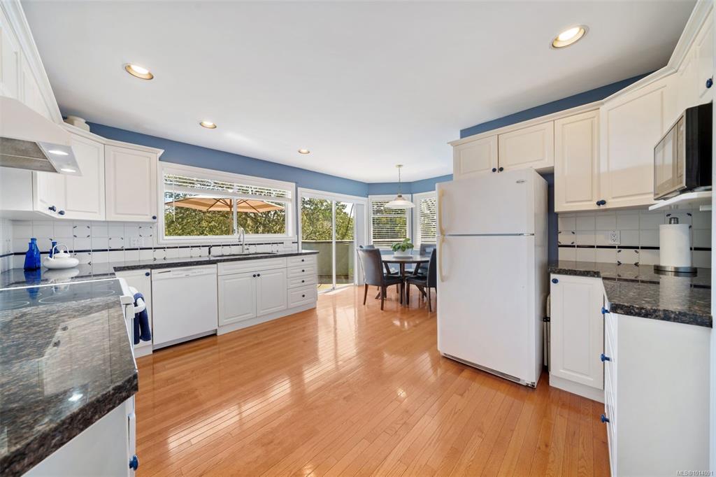 Third View of 899 Currandale Crt, Saanich, BC, V8X 4Y2