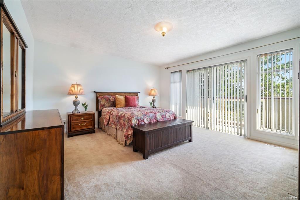 Fourth View of 899 Currandale Crt, Saanich, BC, V8X 4Y2