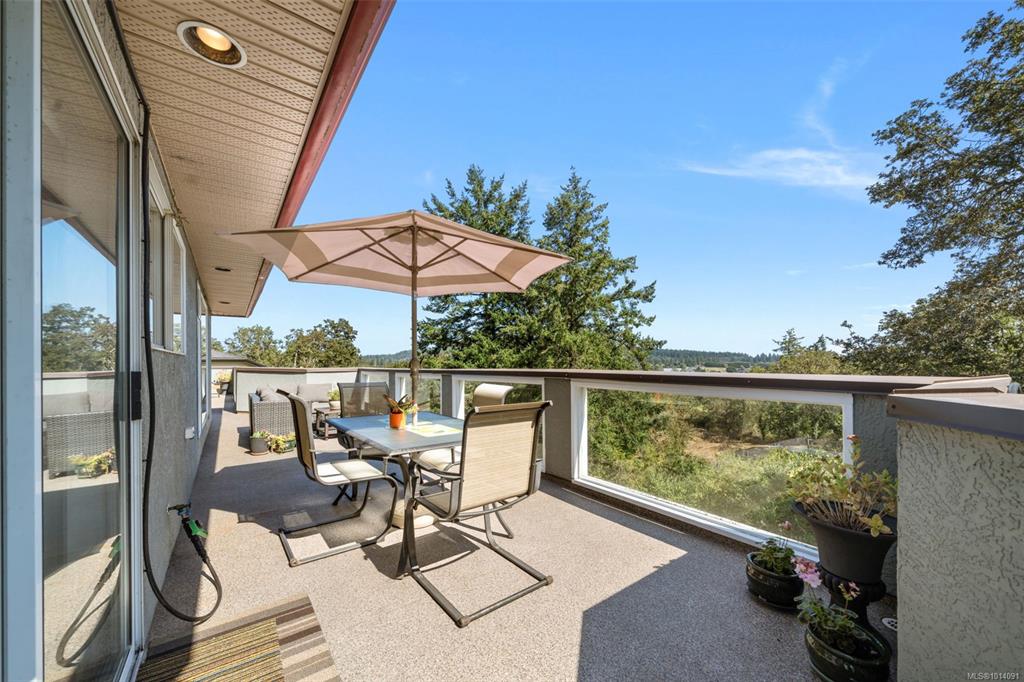 Fifth View of 899 Currandale Crt, Saanich, BC, V8X 4Y2