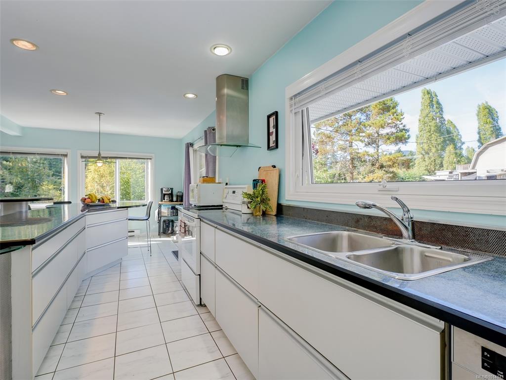 Fifth View of 1021 Tatlow Rd, North Saanich, BC, V8L 5P3