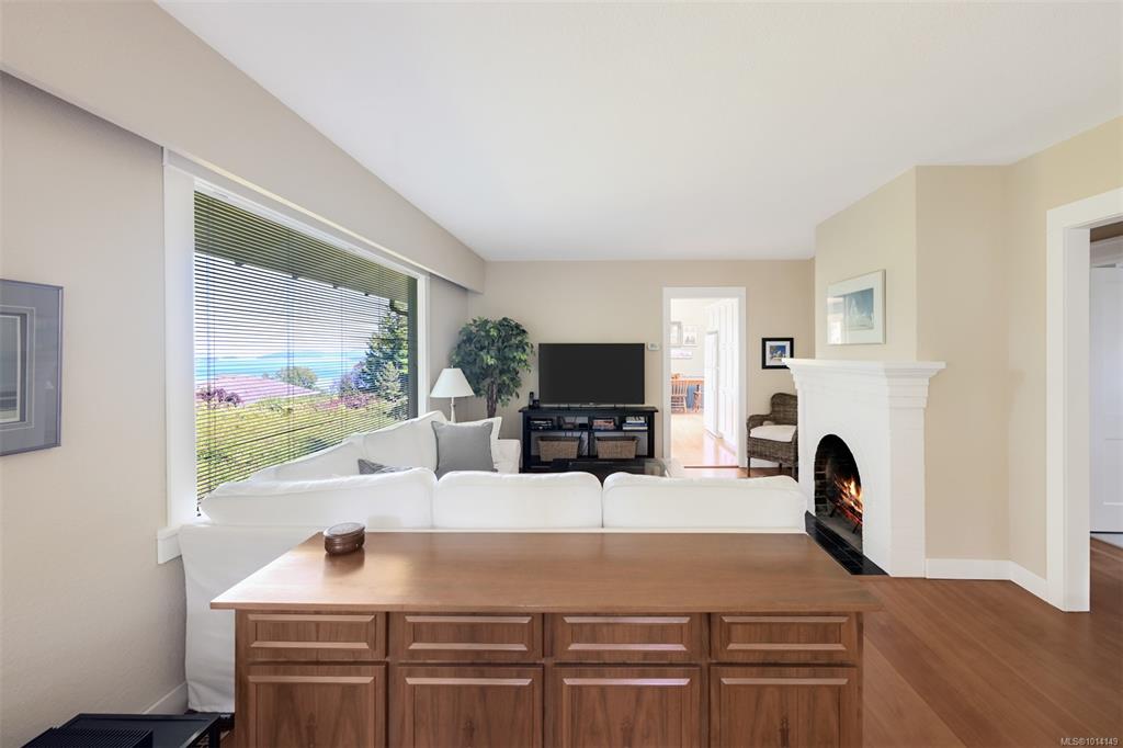 Third View of 8645 East Saanich Rd, North Saanich, BC, V8L 1G9