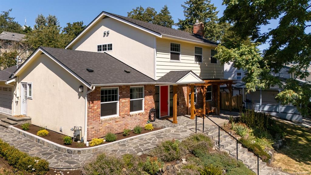 Third View of 900 Richmond Ave, Victoria, BC, V8S 3Z3