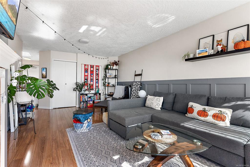 Fifth View of 545 Manchester Rd, Victoria, BC, V8T 5H6