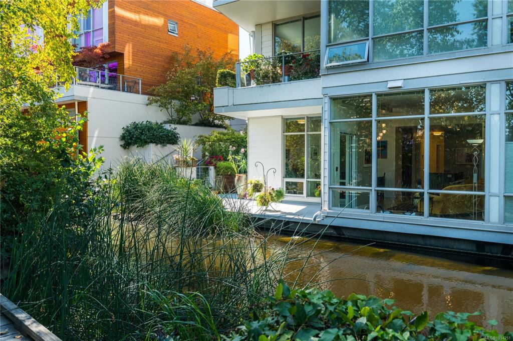 395 Tyee Rd, 1014251, BC,
