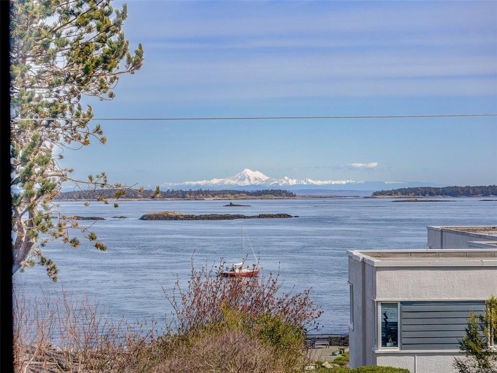 Second View of 2747 Satellite St, Satellite Apartments, Oak Bay, BC, V8S 5G7