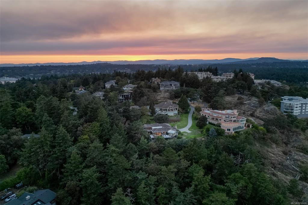 Fifth View of 2807 Arbutus Rd, Saanich, BC, V8N 5X6
