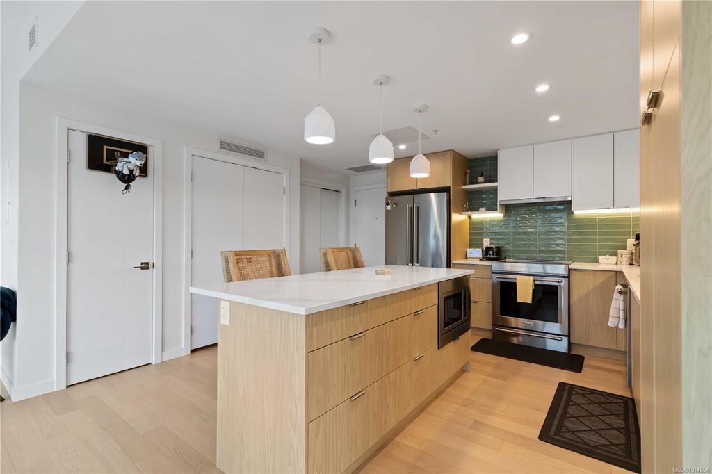 Fifth View of 5122 Cordova Bay Rd, Saanich, BC, V8Y 2K5