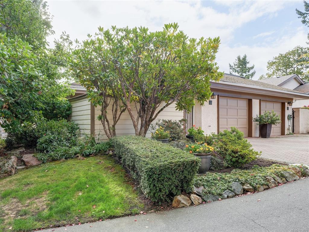 901 Kentwood Lane, 1014828, BC,