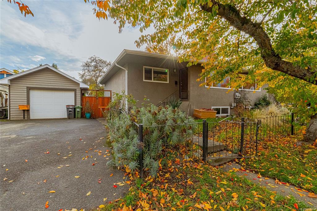 Third View of 1207 Walnut St, Victoria, BC, V8T 1N3