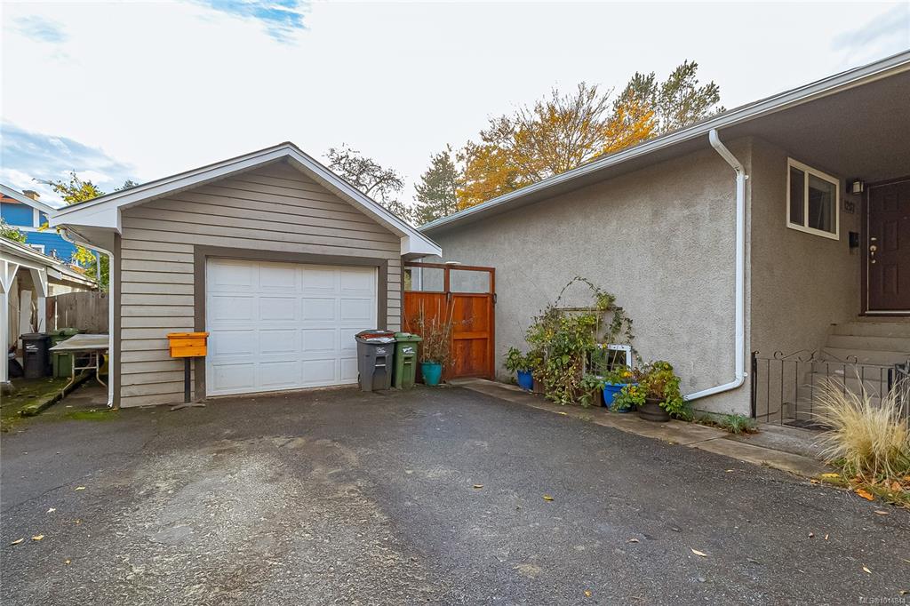 Fourth View of 1207 Walnut St, Victoria, BC, V8T 1N3