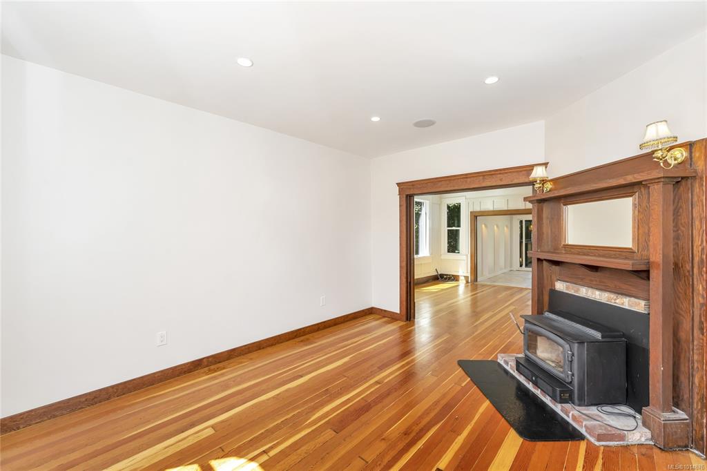 Fifth View of 808 Russell St, Victoria, BC, V9A 3X7