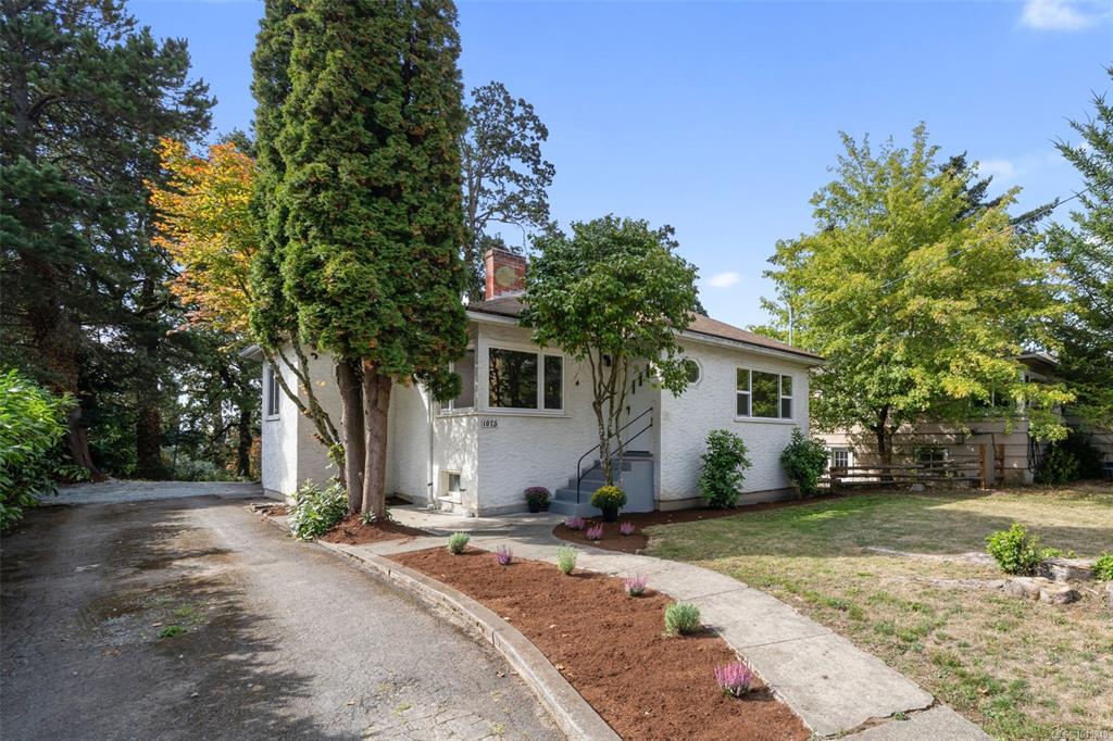 1075 Burnside Rd W, 1015249, BC,