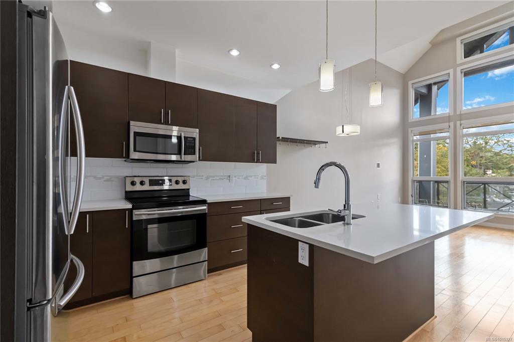 Third View of 924 Esquimalt Rd, Skyline, Esquimalt, BC, V9A 3M8