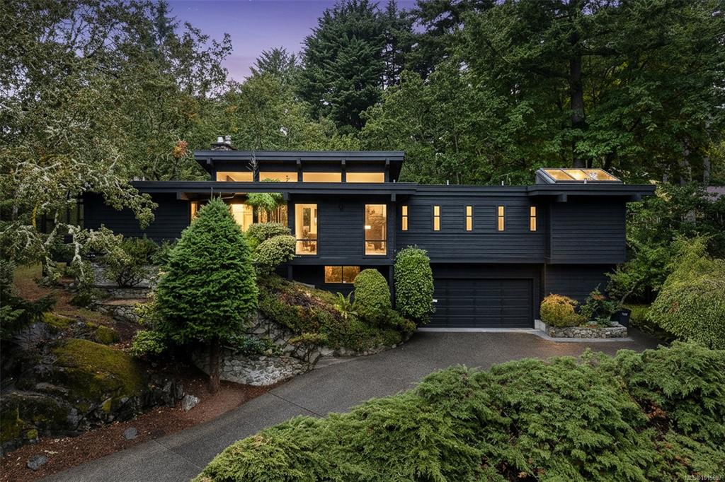 Second View of 4464 Sunnywood Pl, Saanich, BC, V8X 4N4