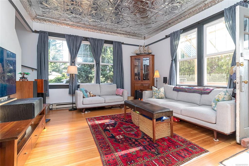 Third View of 2920 Shakespeare St, Victoria, BC, V8R 4H4