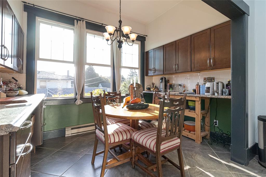 Fourth View of 2920 Shakespeare St, Victoria, BC, V8R 4H4