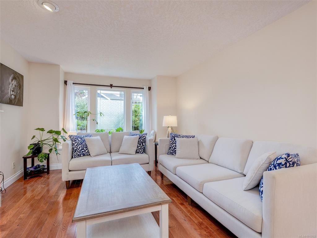 Fifth View of 4040 Blackberry Lane, Saanich, BC, V8X 5J4