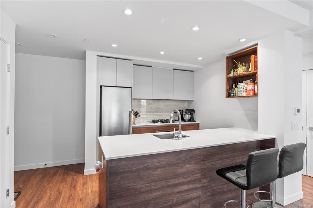 369 Tyee Rd, 1015912, BC,