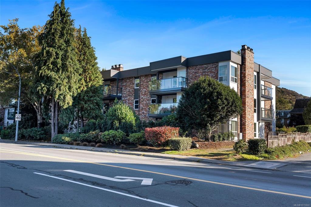 1725 Cedar Hill Cross Rd, 1015920, BC,