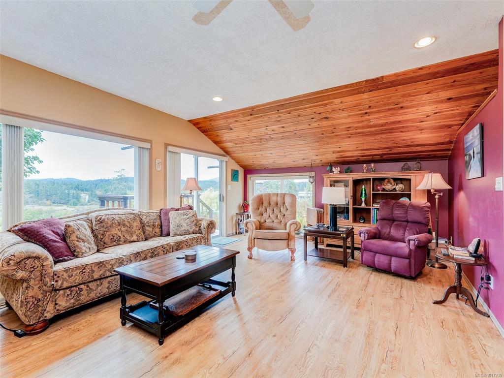 Fifth View of 3998 Holland Ave, Saanich, BC, V8Z 5K1