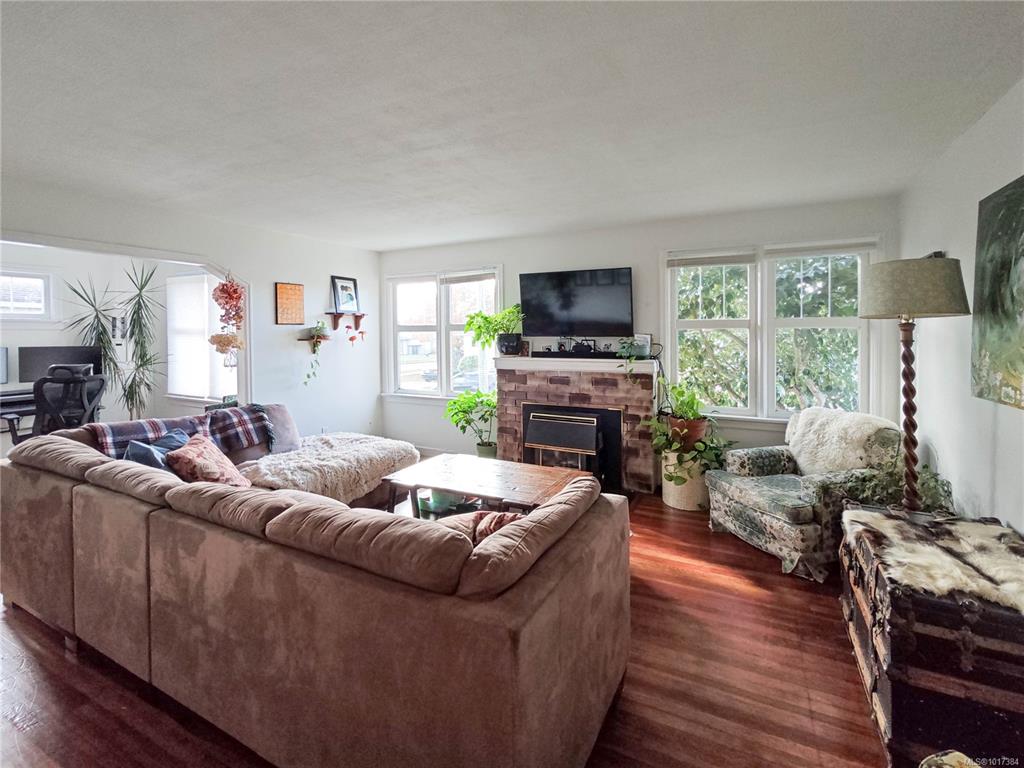 Third View of 2819 Richmond Rd, Saanich, BC, V8R 4T6