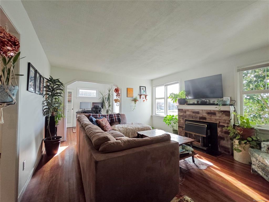 Fifth View of 2819 Richmond Rd, Saanich, BC, V8R 4T6