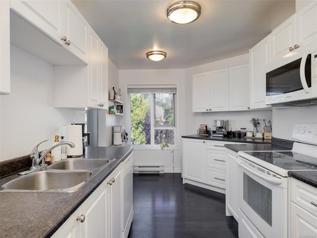 Fifth View of 490 Marsett Pl, Saanich, BC, V8Z 7J1