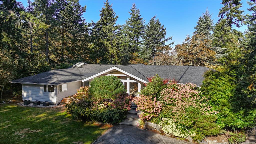 Second View of 2623 Queenswood Dr, Saanich, BC, V8N 1X6
