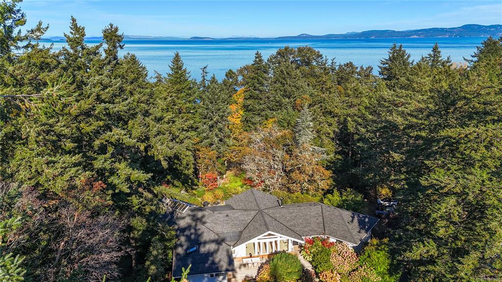 Third View of 2623 Queenswood Dr, Saanich, BC, V8N 1X6