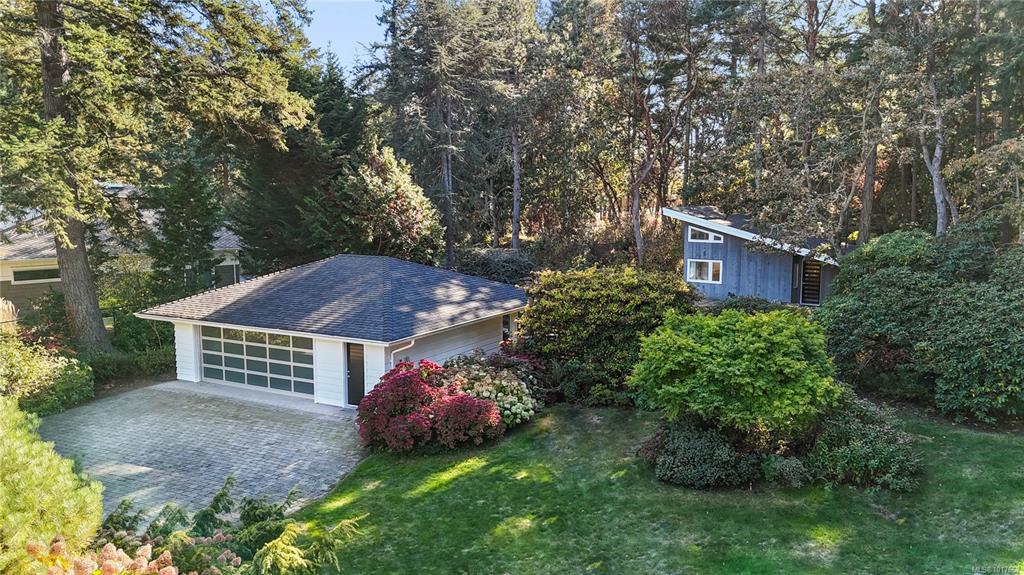 Fourth View of 2623 Queenswood Dr, Saanich, BC, V8N 1X6