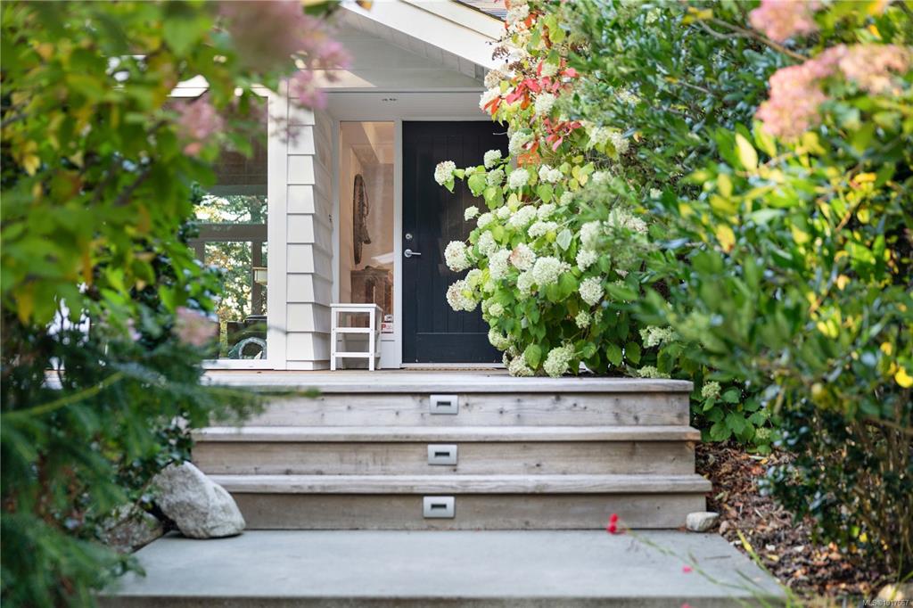 Fifth View of 2623 Queenswood Dr, Saanich, BC, V8N 1X6