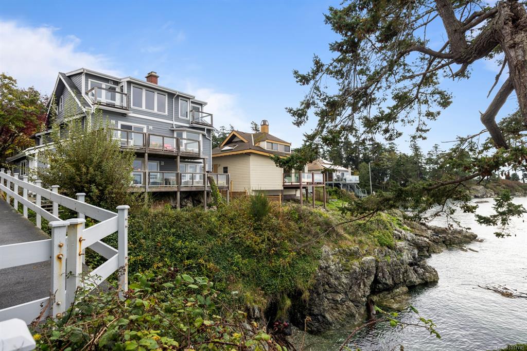 Fifth View of 404 Constance Ave, Esquimalt, BC, V9A 6N3