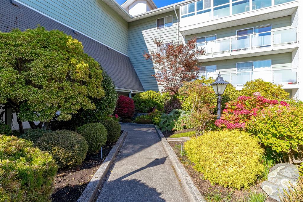 Third View of 1490 Garnet Rd, McKenzie House, Saanich, BC, V8P 5L1