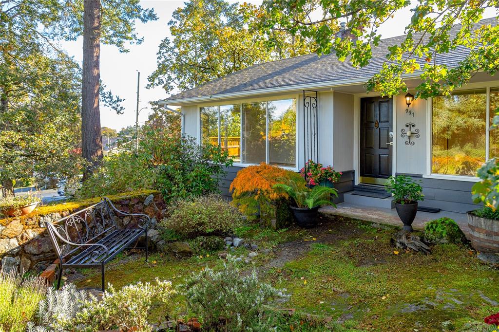 Third View of 991 Snowdrop Ave, Saanich, BC, V8Z 2N6
