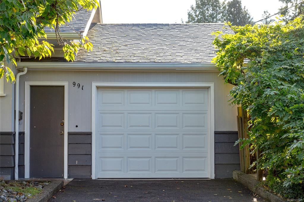 Fifth View of 991 Snowdrop Ave, Saanich, BC, V8Z 2N6