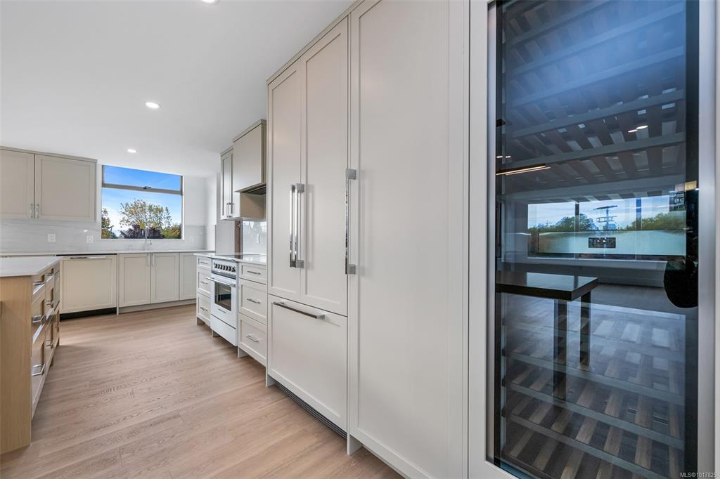 Third View of 630 Montreal St, Victoria, BC, V8V 4Y2