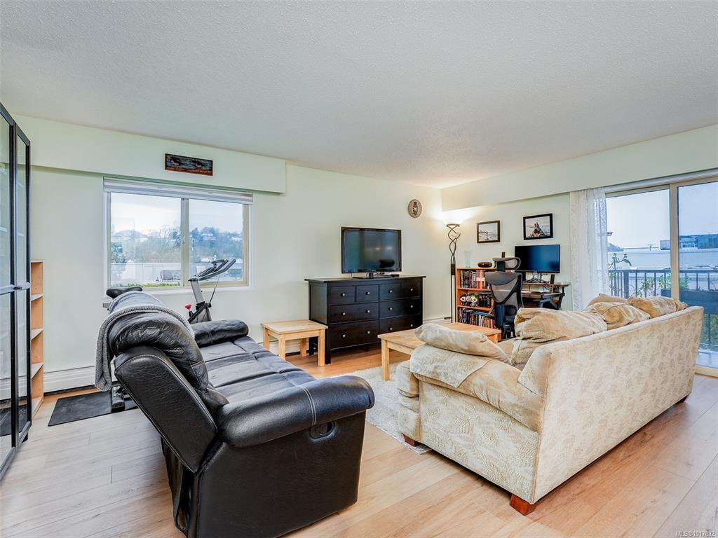 Third View of 1680 Poplar Ave, Saanich, BC, V8P 4K7