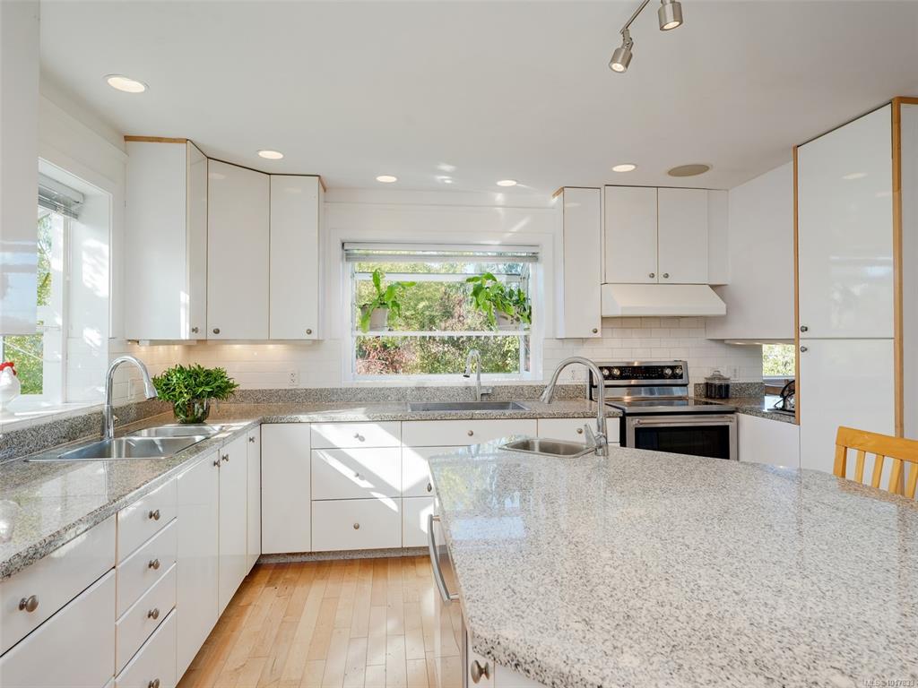 Fourth View of 3221 Wascana St, Saanich, BC, V8Z 3T7