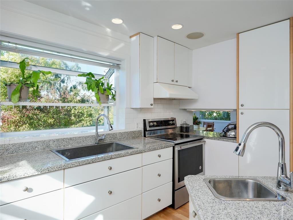 Fifth View of 3221 Wascana St, Saanich, BC, V8Z 3T7